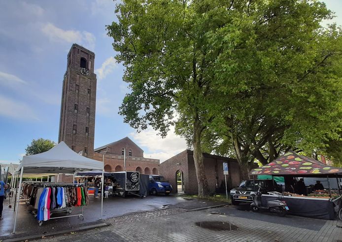 Vanaf september stond de markt tijdelijk aan de Julianastraat.