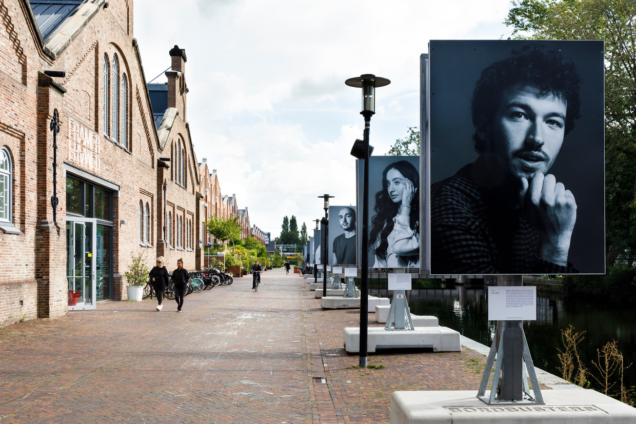 Fotoproject 'Tijdelijk Monument', tot 19 oktober te zien op de Oranje-Vrijstaatkade in Amsterdam.