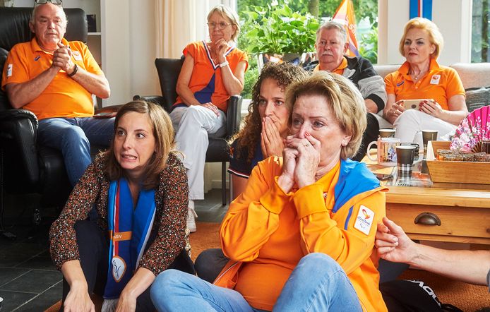 Familie en vrienden van Sanne Voets volgen vol spanning haar verrichtingen op de Paralympische Spelen vanuit de huiskamer in Berghem. Rechts vooraan moeder Sylvia Voets, links vooraan vriendin Mieke Langenberg. Links vader Jos Voets.