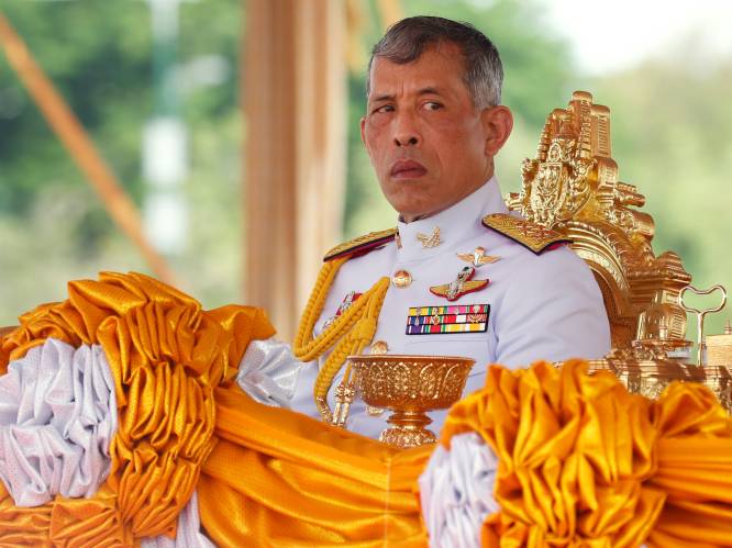 Thaise koning voor het eerst alleen op pad met officiële minnares