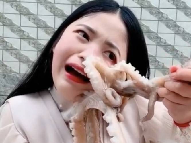 Vlogster wil octopus opeten, maar die keert zich tegen haar