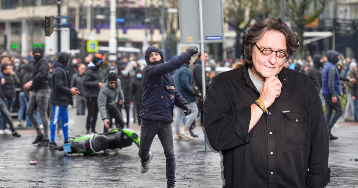 Stenen gooien naar de politie, daar kan ik met mijn verstand niet bij.