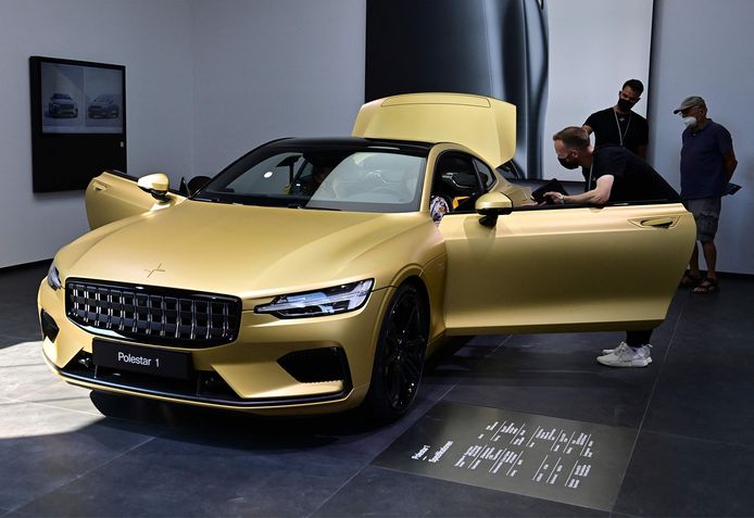 Bezoekers bewonderen een Polestar op het autosalon van München.