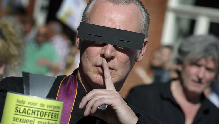Leden van de actiegroep MeaCulpa uit Maastricht, waarin zich bijna 700 slachtoffers van misbruik door katholieke geestelijken hebben verenigd, verzamelden zich in mei 2010 voor de Sint Christoffelkathedraal in Roermond. Beeld anp