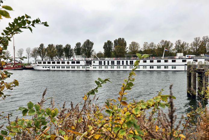 Het cruiseschip De Willemstad voor vluchtelingen en statushouders in de Koopvaardijhaven in Hellevoetsluis. Het blijft er in ieder geval liggen tot 18 mei.