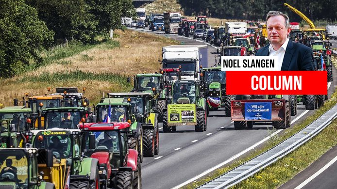 Protesterende boeren blokkeren een snelweg in Nederland.