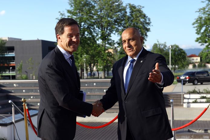 De Bulgaarse premier Boyko Borissov (rechts) verwelkomt premier Mark Rutte.