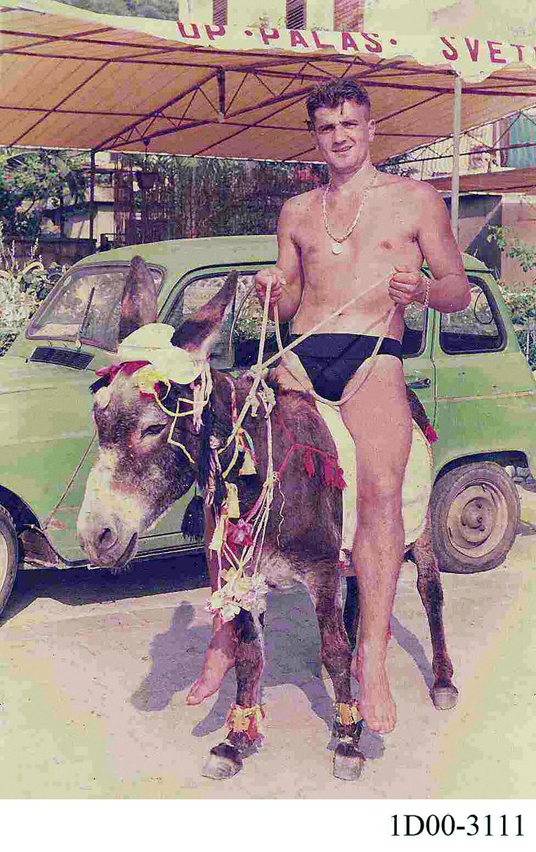 De ‘doodgewone, sympathieke man’ op het ezeltje kreeg bij het Joegoslaviëtribunaal levenslang. Beeld Friso Keuris 