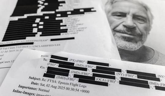 Koningshuizen, politiek en zakenleven: hoe de olievlek van het Epstein-dossier zich steeds verder uitbreidt