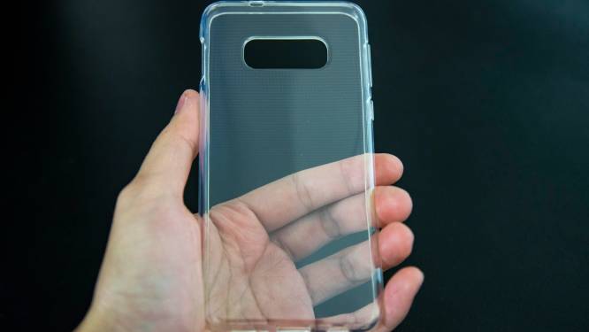 Dit is waarom je doorzichtige telefoonhoesje verkleurt en dit kun je ertegen doen