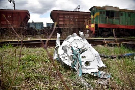 Resten van een Russische raket aan een spoorweg bij de stad Lviv, op enkele tientallen kilometers van de grens met Polen.
