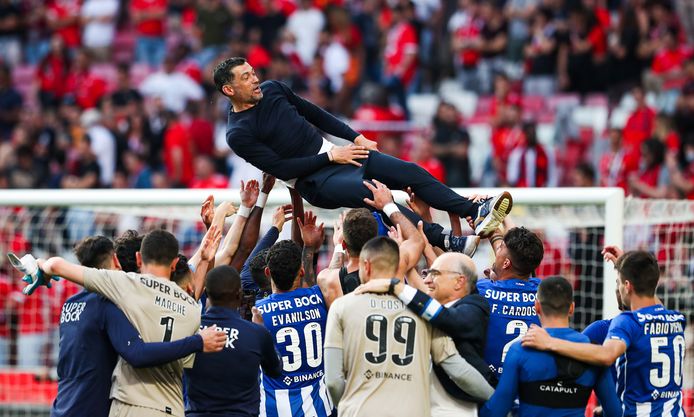 Sergio Conceiçao viert de titel samen met zijn spelers