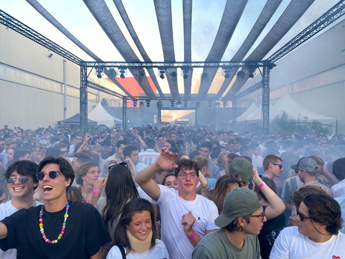 Dat is pas knaldrang: ondanks een nekband toch gaan feesten.