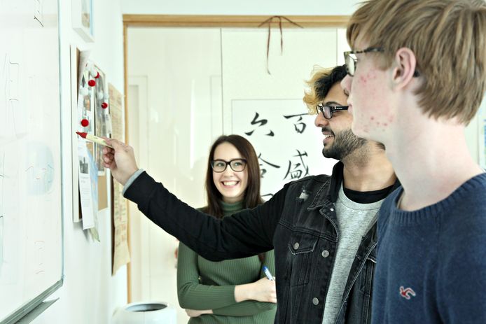 Leerlingen van het Montfort College in Rotterdam blokken deze weken op een examen Chinees. Vanaf dit jaar mag het vak op alle middelbare scholen worden gegeven.