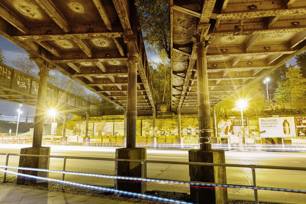Versleten spoorbruggen over de Yorckstrasse in Berlijn. De bruggen zijn gebouwd tussen 1875 en 1939. Delen ervan zijn vanaf 2000 opgeknapt, maar er moet nog van alles aan worden gedaan. Bijna eenderde van de 26 duizend spoorbruggen in Duitsland is ouder dan honderd jaar, blijkt uit onderzoek.... Beeld Daniel Rosenthal