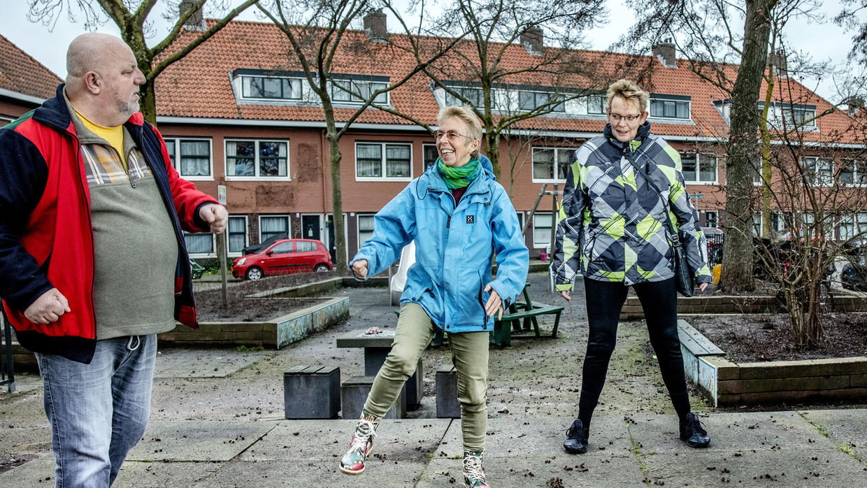 Deelnemers van ‘Gezond Noord’ doen een warming-up voor hun wandeling. Vlnr: Gerrit Klarenbeek (64) , Els Annegarn en Simone van Dijk (64).