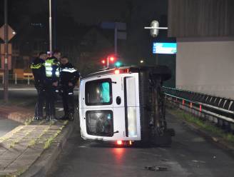 Bestuurder vlucht nadat auto op z’n kant terechtkomt in Middelburg