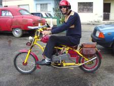 Zelfgemaakte motorfiets tussen de oldtimers