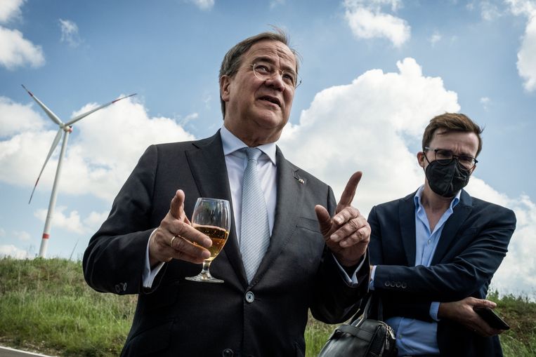 Armin Laschet bij een windmolen. Het Berlijnse energiebeleid bevalt niet iedereen in de CDU; sommigen hebben liever dat de kernenergie terugkeert in Duitsland. Beeld Daniel Rosenthal / de Volkskrant