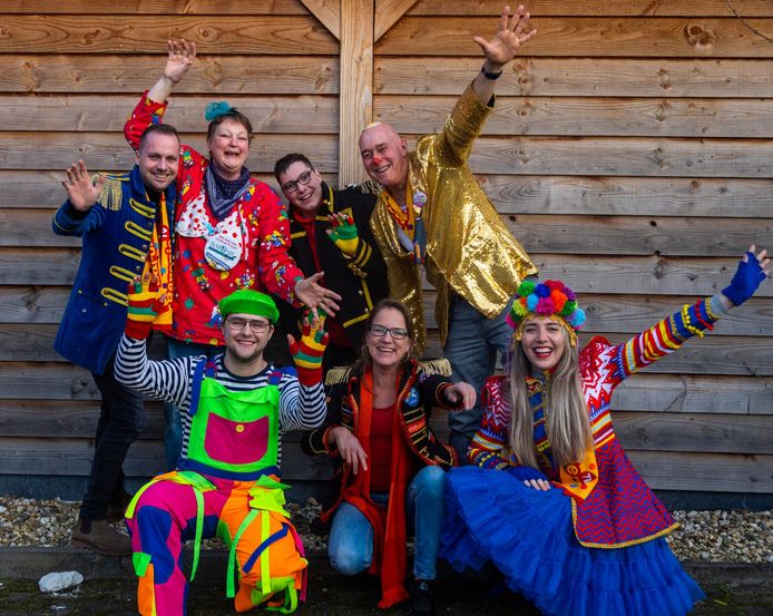 Het presentatieteam van Baronie TV, met rechtsboven programmaleider Ad Romijn.