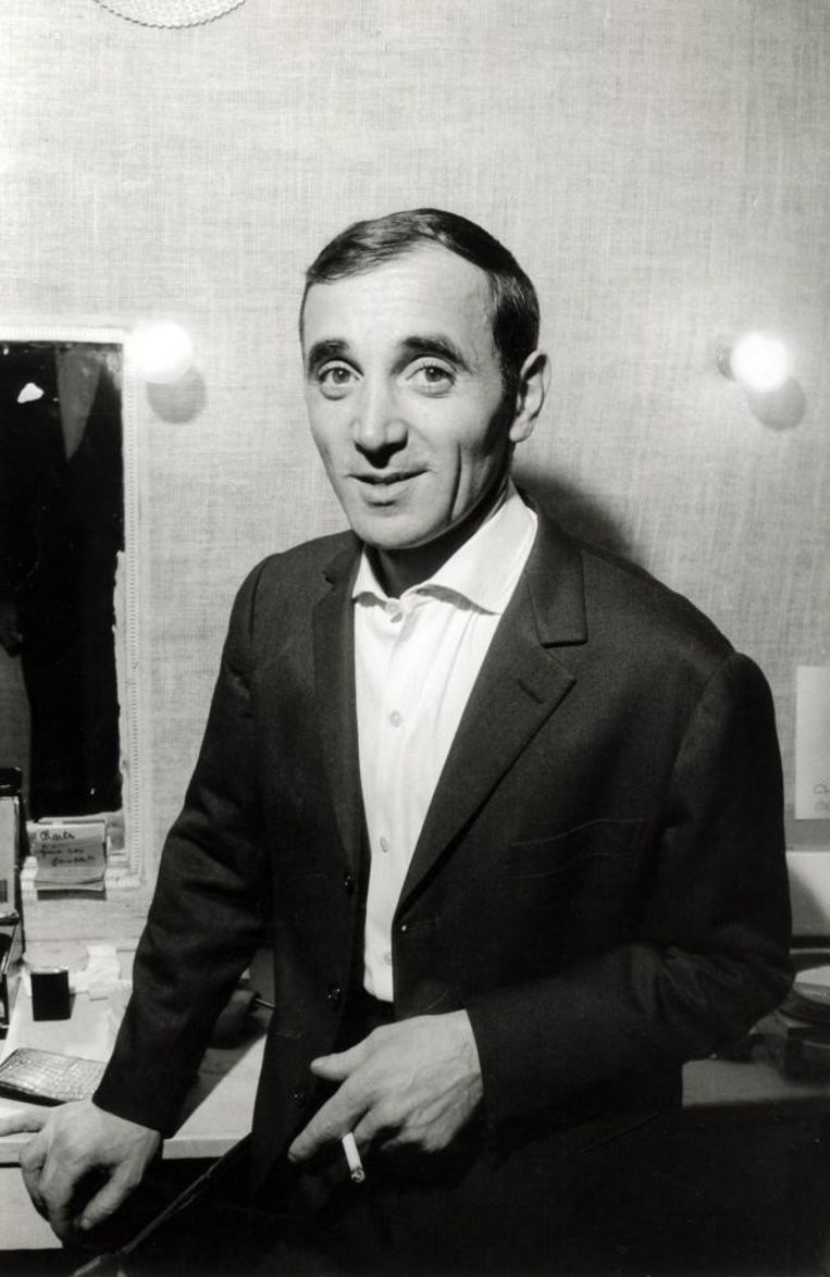 Charles Aznavour met sigaret in Frankrijk, 1963. Beeld Hollandse Hoogte