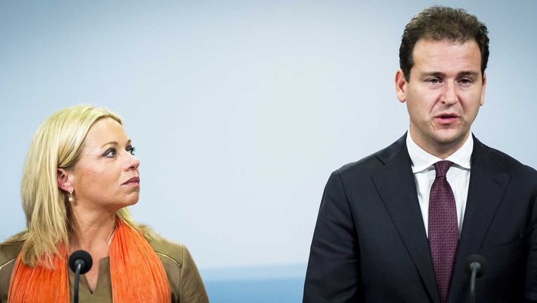 Vice-premier Lodewijk Asscher en minister van Defensie Jeanine Hennis-Plasschaert geven een korte toelichting na de extra ministerraad over deelneming aan de internationale strijd tegen Islamitische Staat (IS). Beeld anp