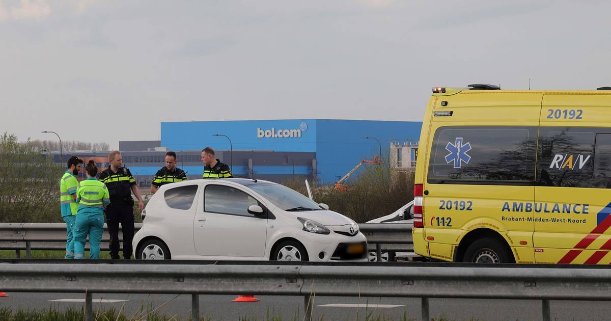 Scooterbestuurder in Utrecht ernstig gewond afgevoerd naar ziekenhuis na aanrijding.