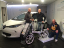 Michel, Bjorn en Christoph Branders met hun elektrische vouwfiets in de showroom van Renault.