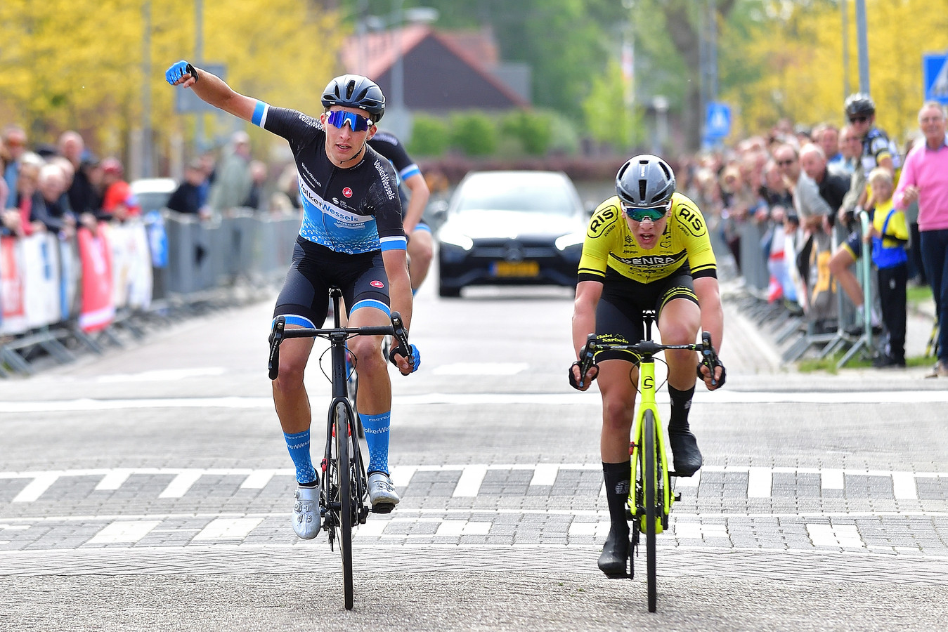 Timo de Jong, hier als winnaar van de Ronde van Standdaarbuiten, is bezig aan een goede Flèche du Sud.