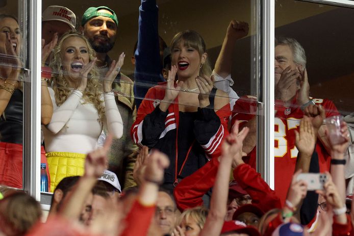 Taylor Swift naast Ed Kelce in de suite van de Kansas City Chiefs