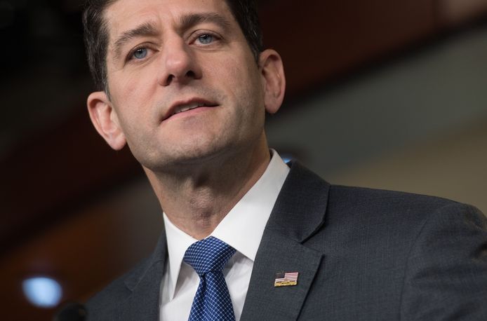 "Dit is een grote stap in het bevrijden van onze economie van overmatige regulering", reageert de Republikeinse voorzitter van het Huis van Afgevaardigden, Paul Ryan (foto).