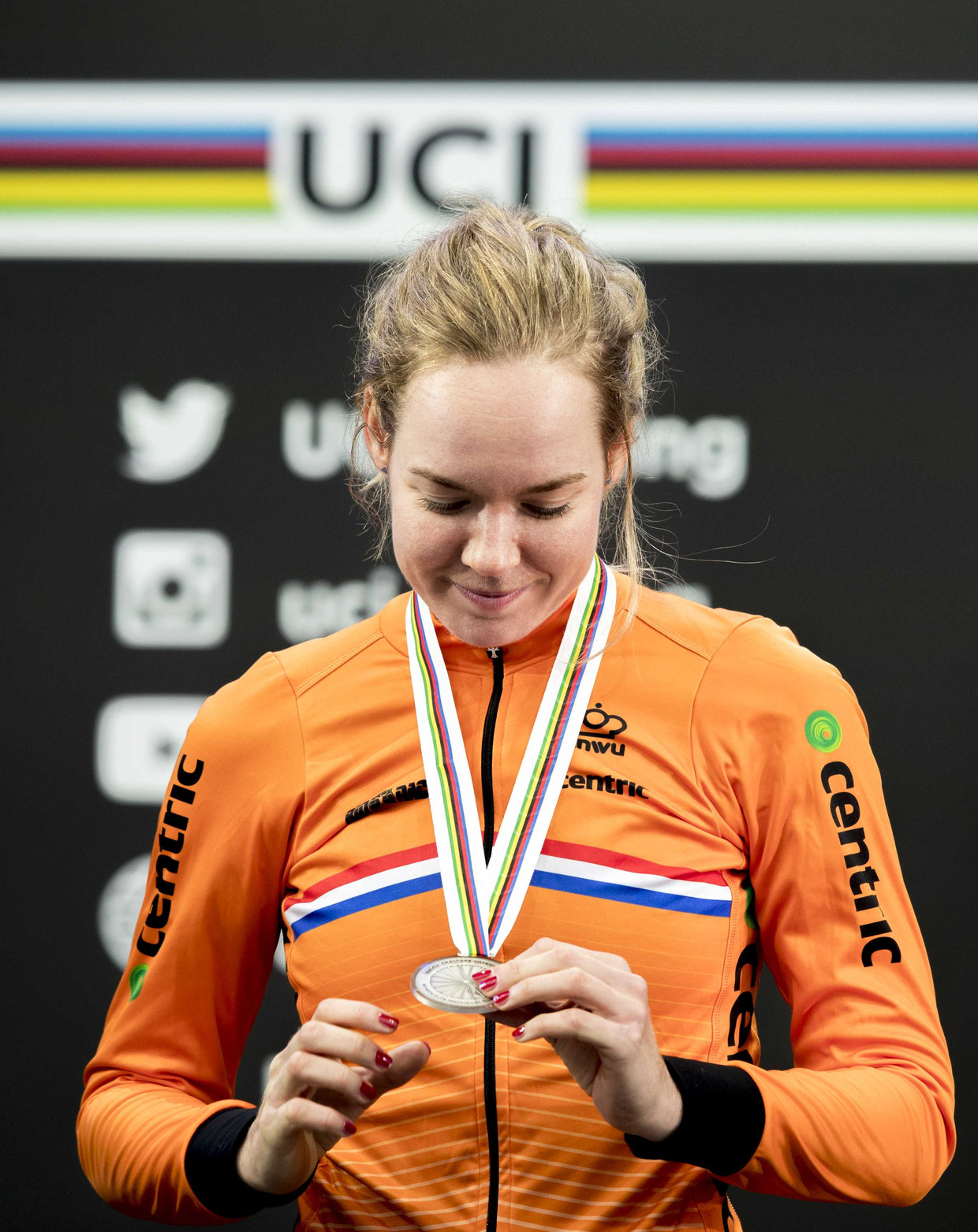 Anna van der Breggen met de zilveren medaille die ze dinsdag won bij de tijdrit. Vandaag is goud het doel in de wegwedstrijd. Beeld ANP