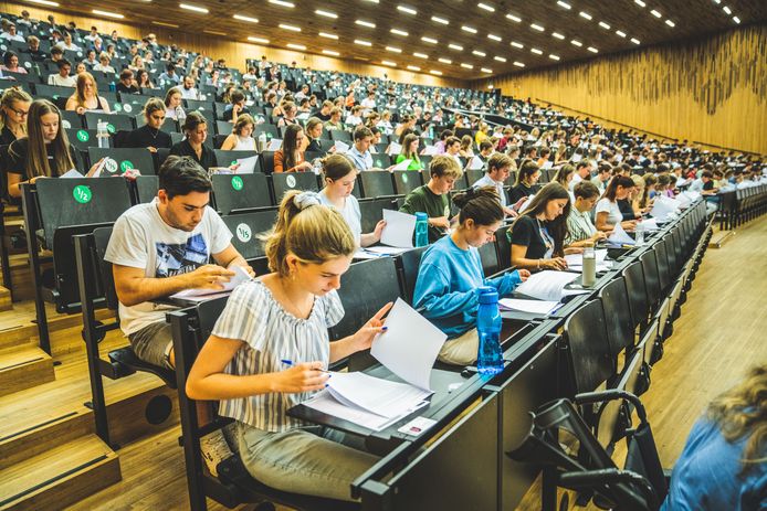 Illustratie studenten in een aula in Gent leggen hun examen af.