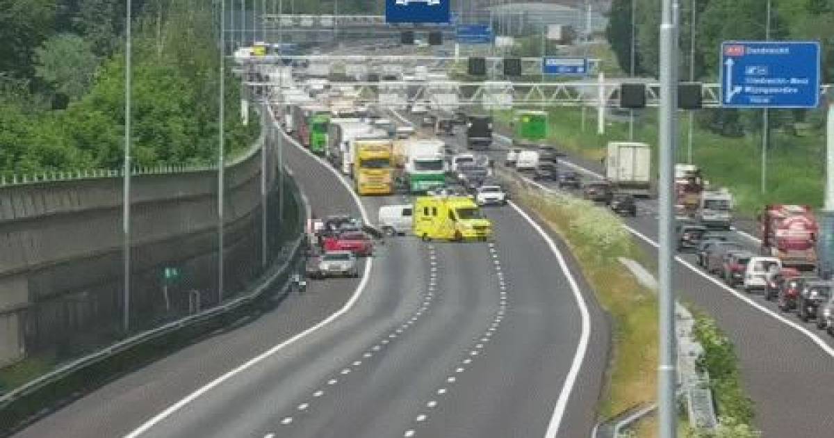 Zwaargewonde bij ongeval met meerdere motorrijders, A15 twee uur dicht bij Sliedrecht.