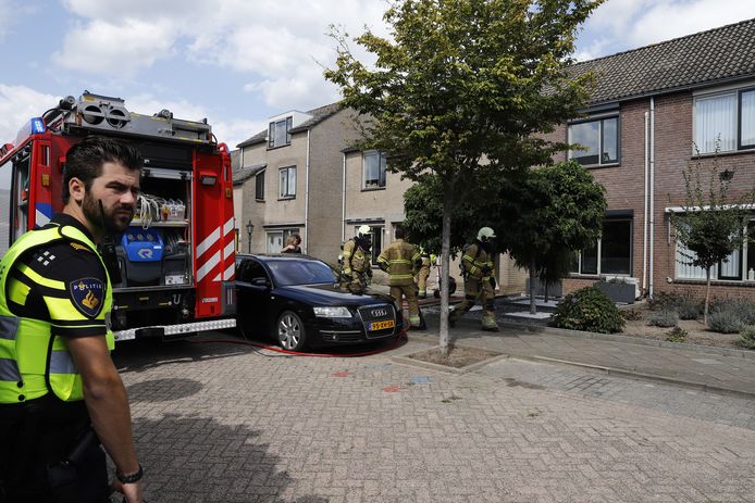Brandweer bij de woning in Boxmeer waar maandagmiddag een zolderbrand woedde.