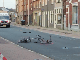 Motorrijder laat fietser gewond achter na botsing in Tilburg