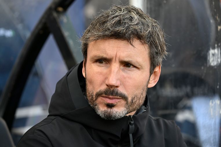 Trainer Mark van Bommel: 'Ik verwacht nog wel iets van de wintermercato. Het is logisch dat je rondkijkt naar versterking, ook in functie van blessures.' Beeld BELGA