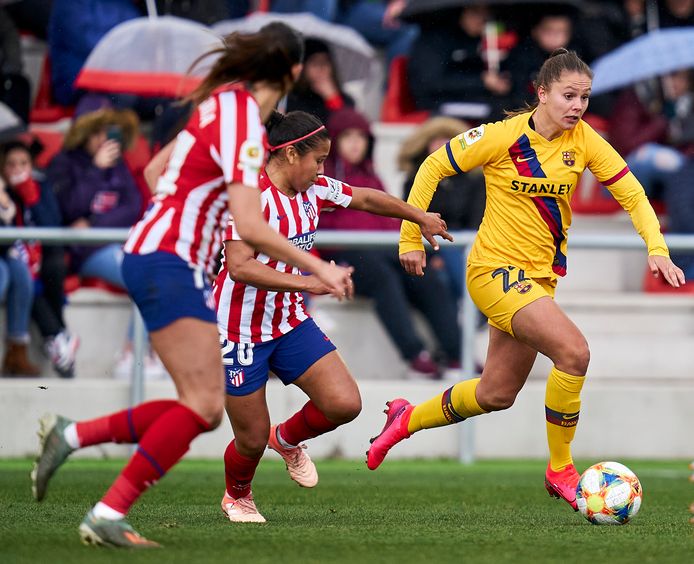 Lieke Martens (links in het geel) als linksbuiten van FC Barcelona in de Spaanse topper tegen Atlético Madrid.