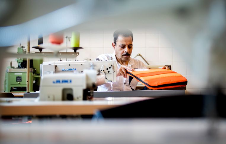 Een medewerker van Makers Unite, een sociale onderneming die Amsterdammers en nieuwkomers bijeenbrengt om samen duurzame producten te maken. Beeld ANP