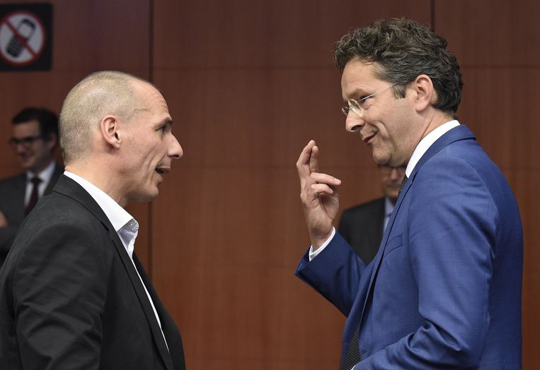 Varoufakis en Dijsselbloem voorafgaand aan een bijeenkomst van de Eurogroep in Brussel in mei. Beeld afp