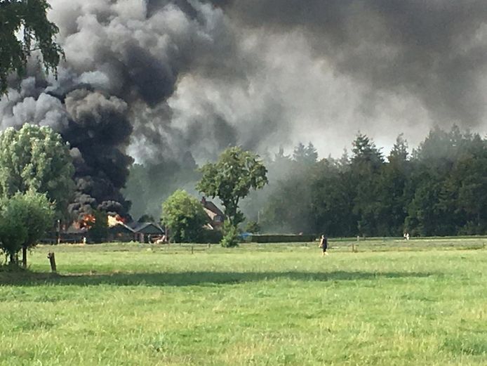 Een grote brand in Heerde zet heel de omgeving in rook