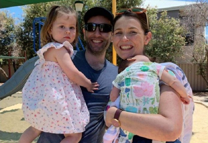 Adam, Caitlin et leurs deux enfants, Thea, 2 ans, et Fearn, 4 mois