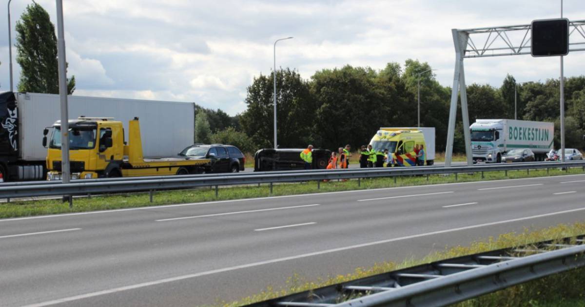 Ongeluk op A1 bij Apeldoorn: twee rijstroken gesloten.