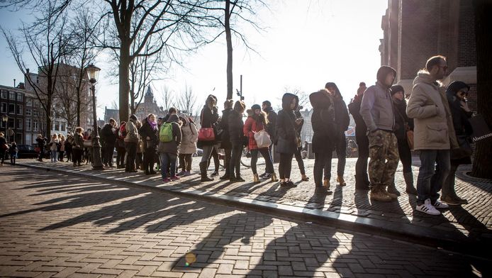 De rij voor het Anne Frank Huis op een slechte dag: helemaal op de Westerkerk.