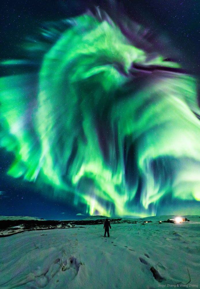 De indrukwekkende foto van het drakenpoollicht boven IJsland.