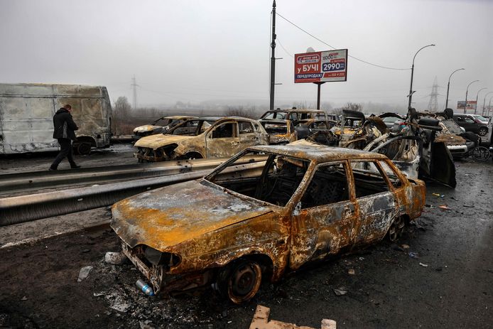 Verbrande voertuigen aan de rand van Irpin, nabij Kiev.