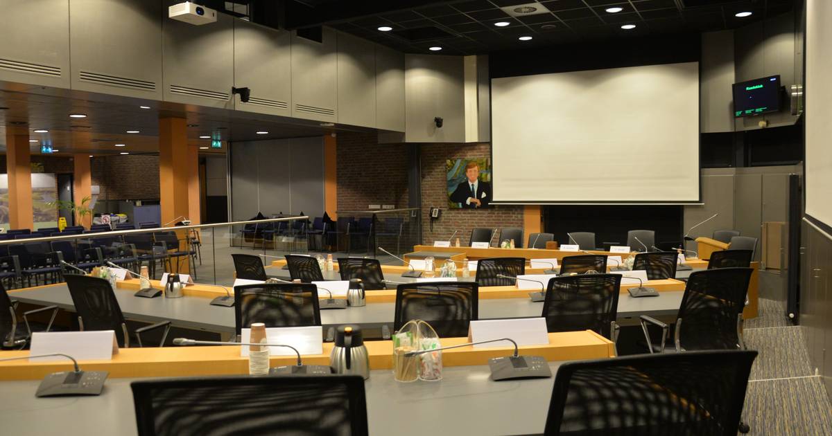 Verouderde raadzaal van gemeentehuis Drimmelen gaat voor bijna vier ton op de schop