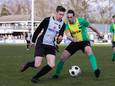 Iwan Wildemors in duel namens MVV’29 met WVV’34-Aanvoerder Remi Leferink. MVV verloor de topper in de derde klasse A met 1-0.