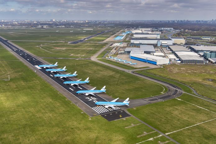 Luchtfoto van vliegtuigen van KLM die geparkeerd staan op de Aalsmeerbaan.