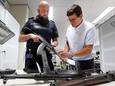 Wapenexpert William Daniëlse (links) inspecteert in beslag genomen vuurwapens met John van den Broek, coördinator van het beslaghuis.